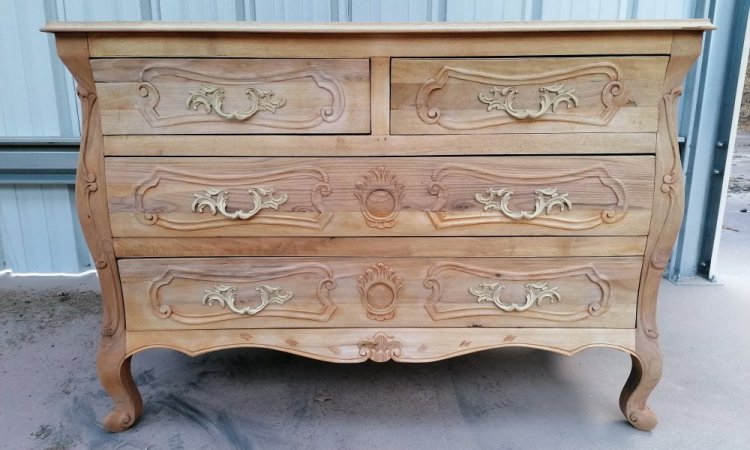 commode de style Louis XV après décapage par aérogommage. 