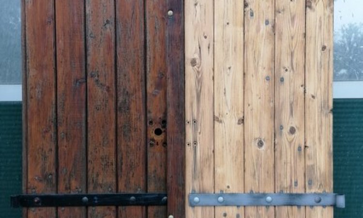 Volets en résineux, en cours de décapage