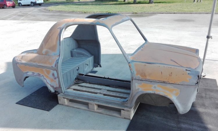 Carrosserie Fiat Vespa 400 en cours de sablage.