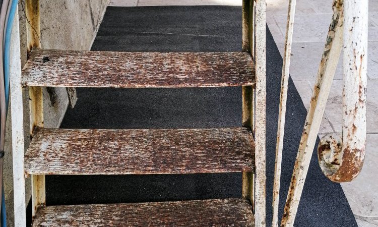 Escalier métallique avant décapage