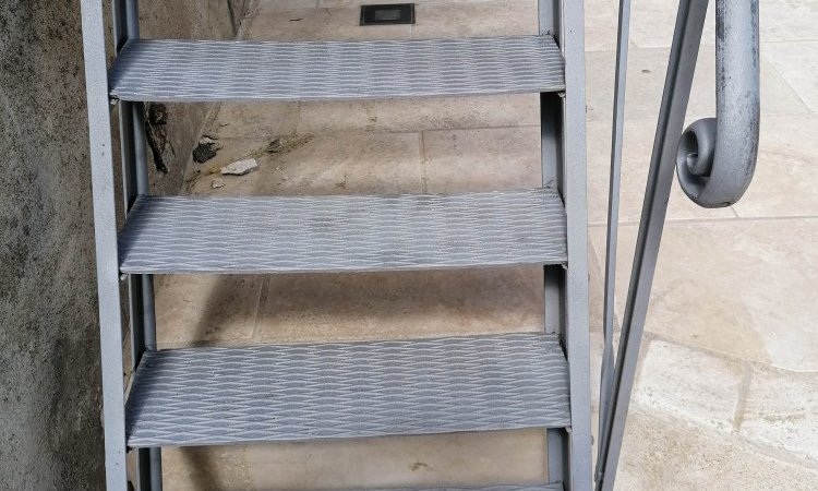 Escalier métallique après décapage